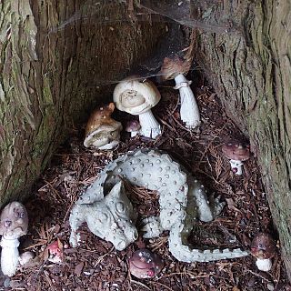 Schloss Höfling, Park,Drache mit Pilz